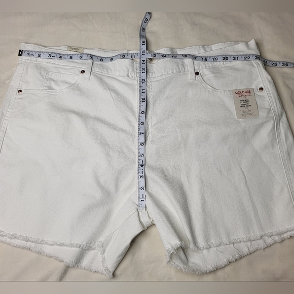 Levi's High Rise Jean Shorts. Plus Size 26W White Denim - Picture 5 of 9